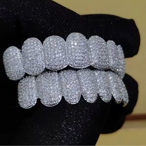 GRILL SET ICED OUT WHITE GOLD GP
ATOMIC ENCRUSTED FULL SIZE AMAZING !!